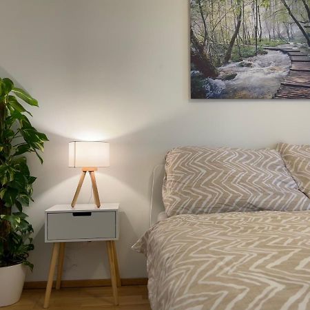 55 M2 Stylish Apartment With Balcony & Parking Wien Exteriör bild