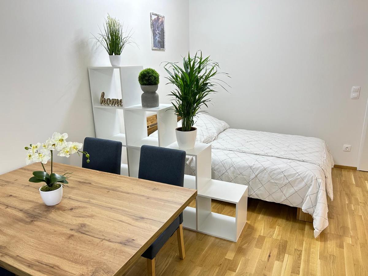 55 M2 Stylish Apartment With Balcony & Parking Wien Exteriör bild