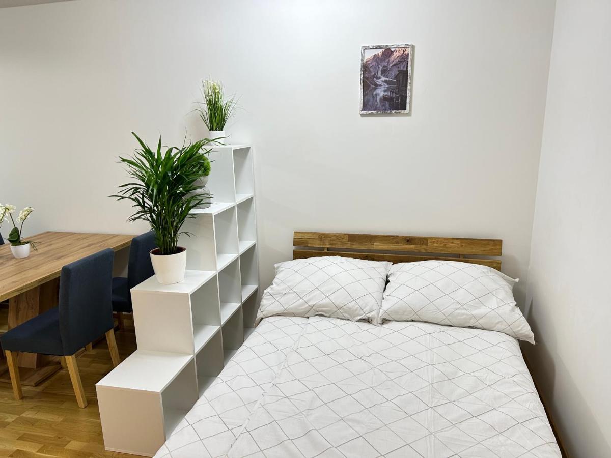 55 M2 Stylish Apartment With Balcony & Parking Wien Exteriör bild