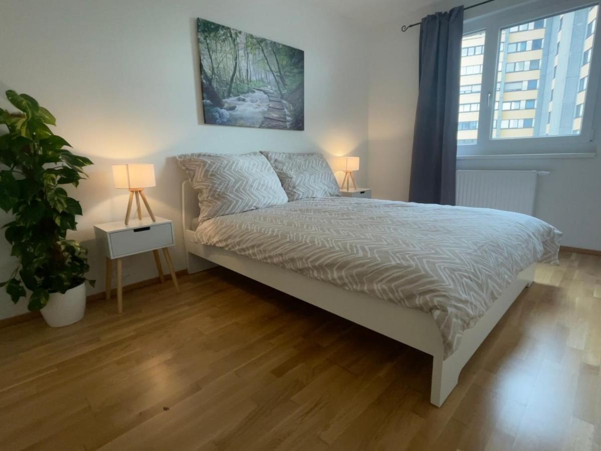 55 M2 Stylish Apartment With Balcony & Parking Wien Exteriör bild