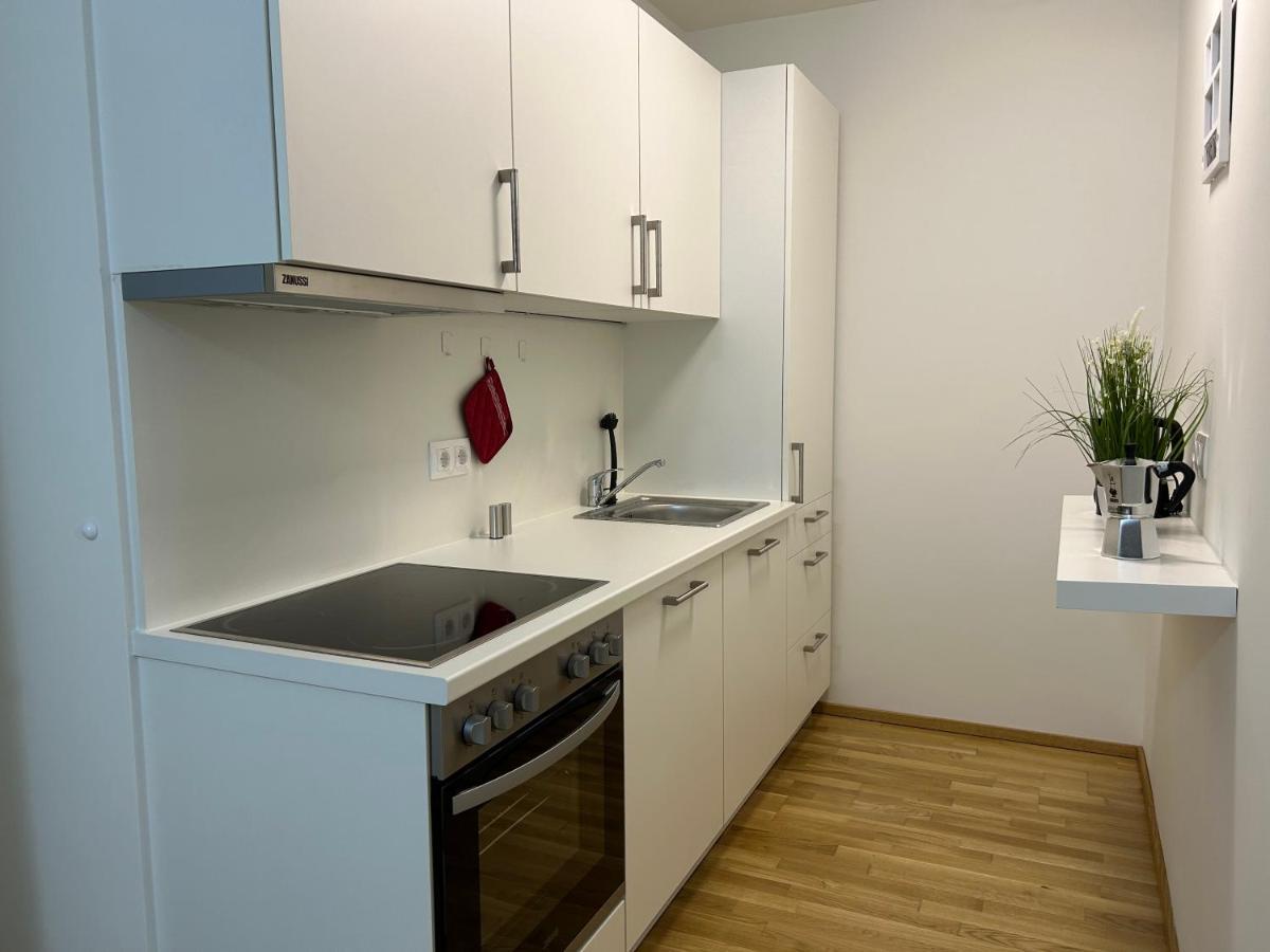 55 M2 Stylish Apartment With Balcony & Parking Wien Exteriör bild