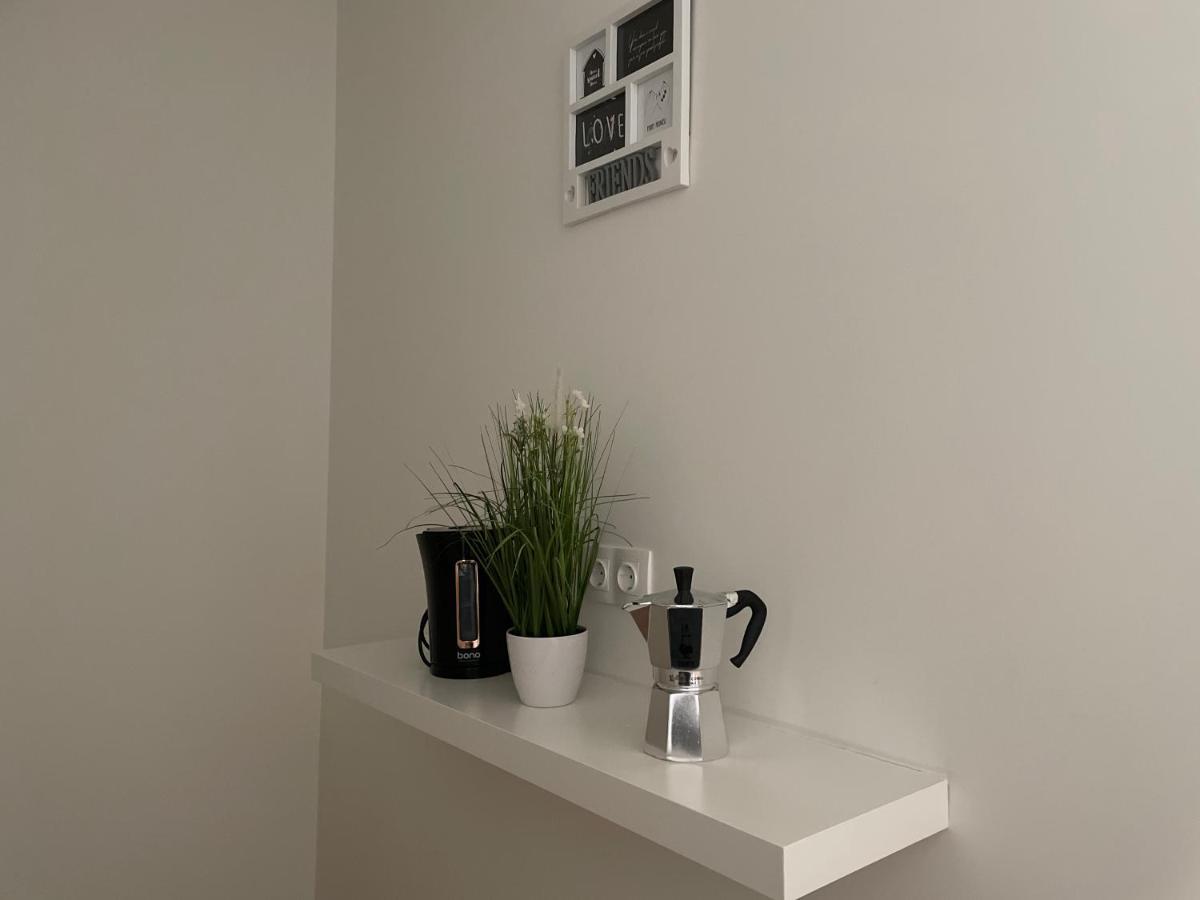 55 M2 Stylish Apartment With Balcony & Parking Wien Exteriör bild