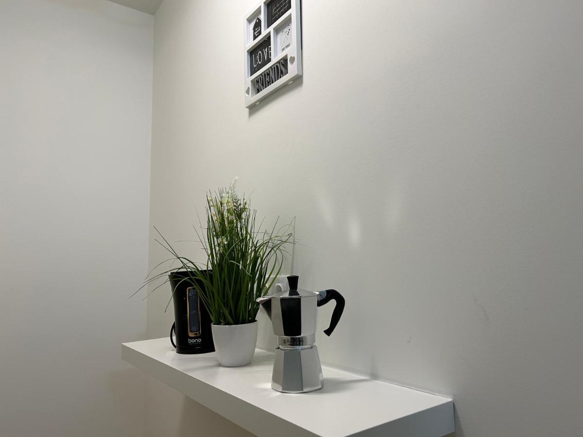 55 M2 Stylish Apartment With Balcony & Parking Wien Exteriör bild