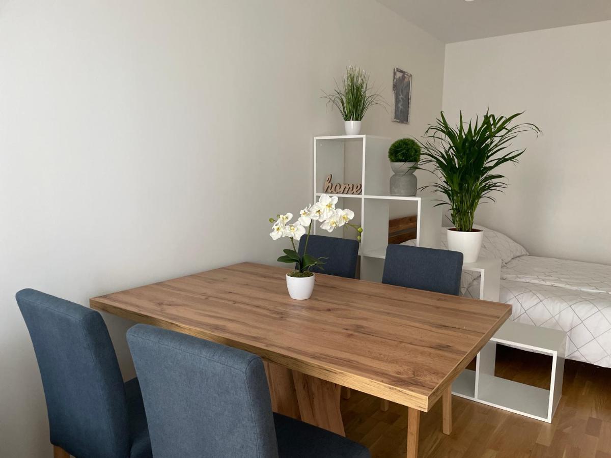 55 M2 Stylish Apartment With Balcony & Parking Wien Exteriör bild
