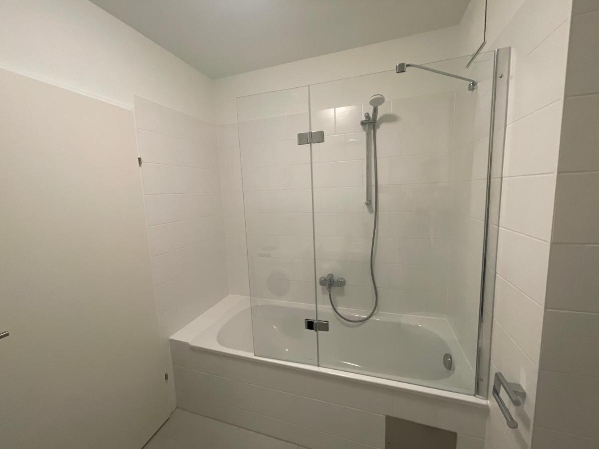 55 M2 Stylish Apartment With Balcony & Parking Wien Exteriör bild