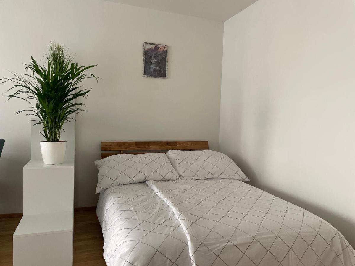 55 M2 Stylish Apartment With Balcony & Parking Wien Exteriör bild