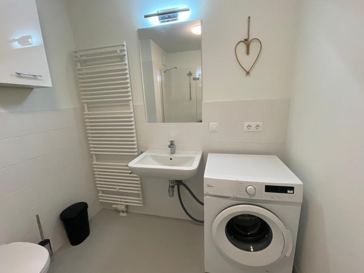 55 M2 Stylish Apartment With Balcony & Parking Wien Exteriör bild