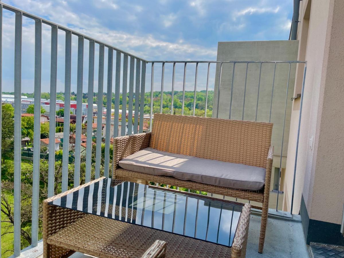 55 M2 Stylish Apartment With Balcony & Parking Wien Exteriör bild